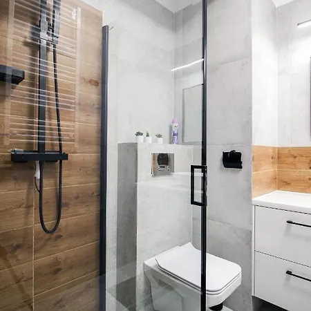 Apartament Z Ogrodkiem I Miejscem Parkingowym * 코워브제크