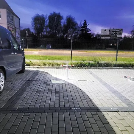 아파트 Apartament Z Ogrodkiem I Miejscem Parkingowym 코워브제크