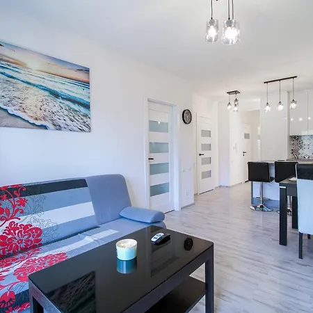 Apartament Z Ogrodkiem I Miejscem Parkingowym * 코워브제크